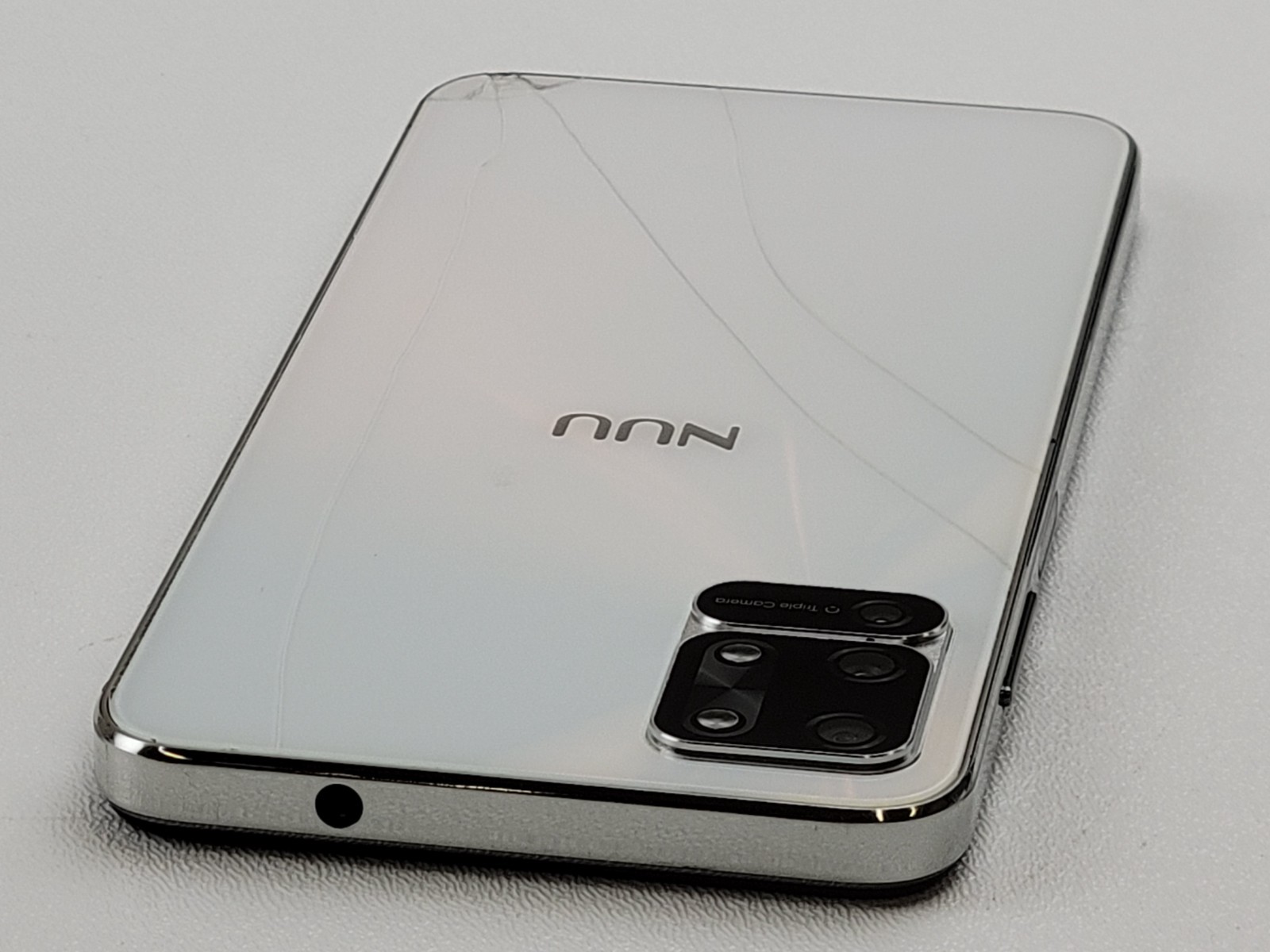 NUU Mobile B10 (S6505L) 64GB – White (GSM Unlocked) Dual SIM – CRACKED – H7805