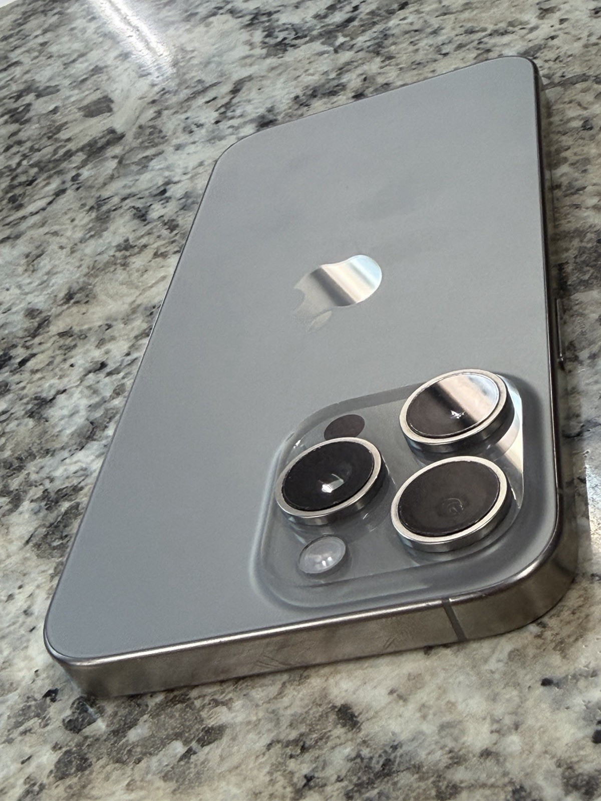 Apple iPhone 15 Pro Max – 256GB – Natural Titanium (AT&T)