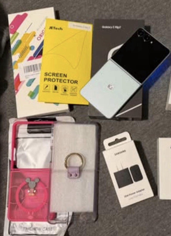 Samsung Galaxy Z Flip7 256GB Unlocked w/ Box & Accessories
