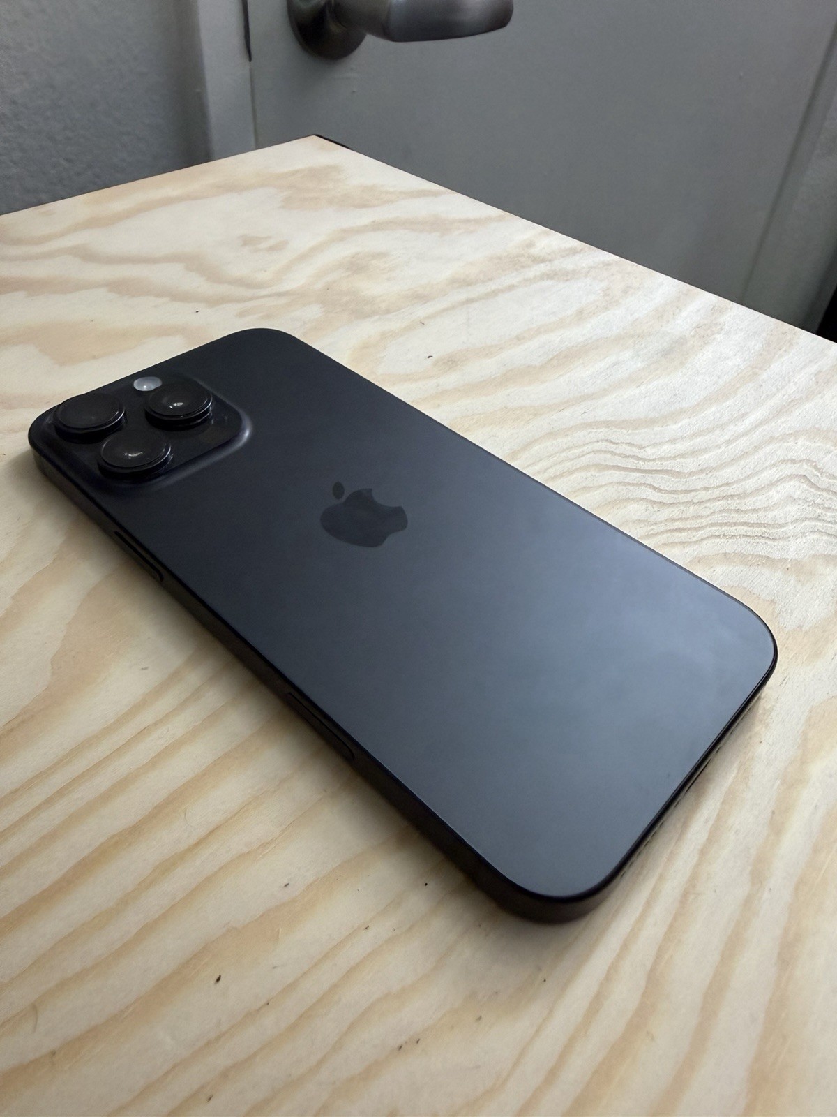 Apple iPhone 16 Pro Max Black Titanium, 256GB, Unlocked – Screen Crack