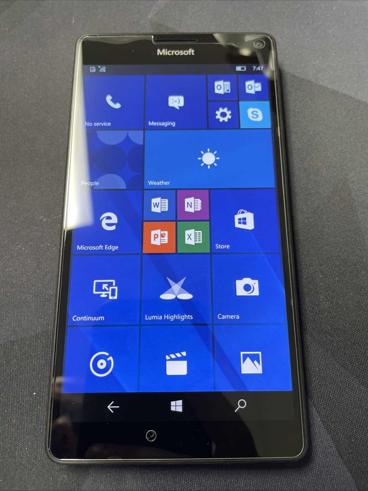 Microsoft Lumia 950 XL 32 GB Black (Unlocked) Windows 10 Smartphone