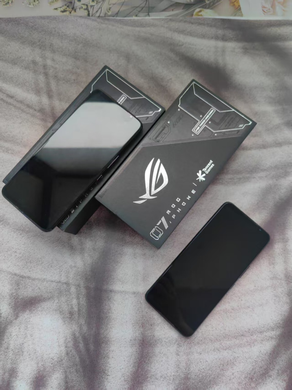 ASUS ROG Phone 7 – 512 GB – Black/White (Unlocked) 5G game phone with BOX