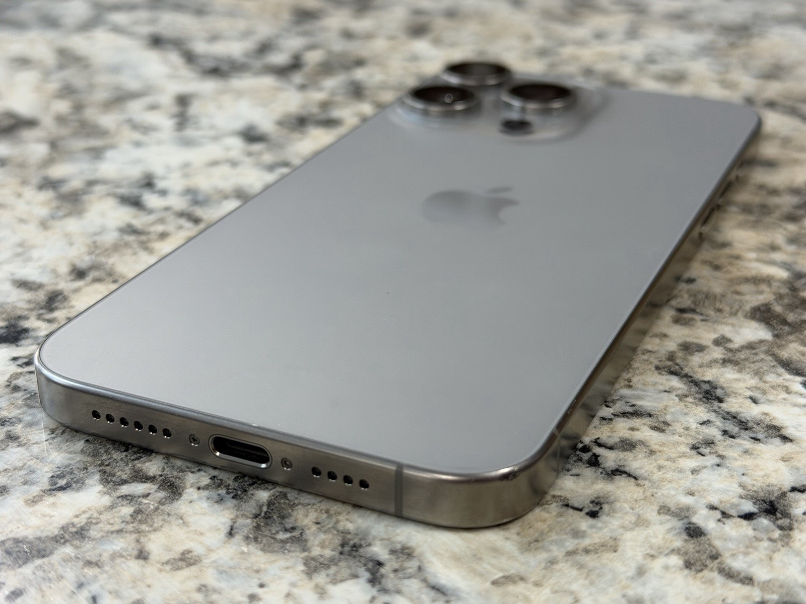 Apple iPhone 15 Pro Max – 256GB – Natural Titanium (AT&T)