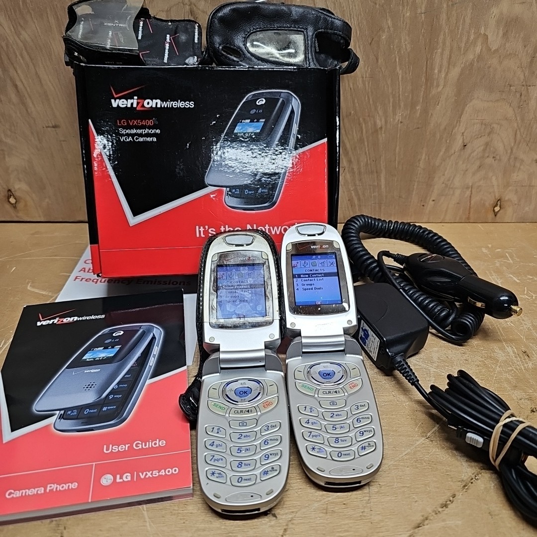 2 Verizon Wireless LG VX5400 & 5200 Flip Phones Both Power On W/Chargers