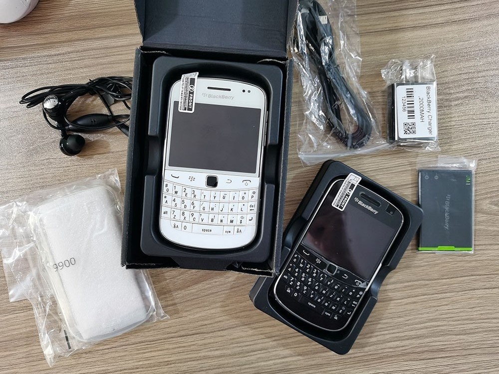 BLACKBERRY 9900 BOLD – 8 GB – Black / White 3G (Unlocked) Free Shipping z8