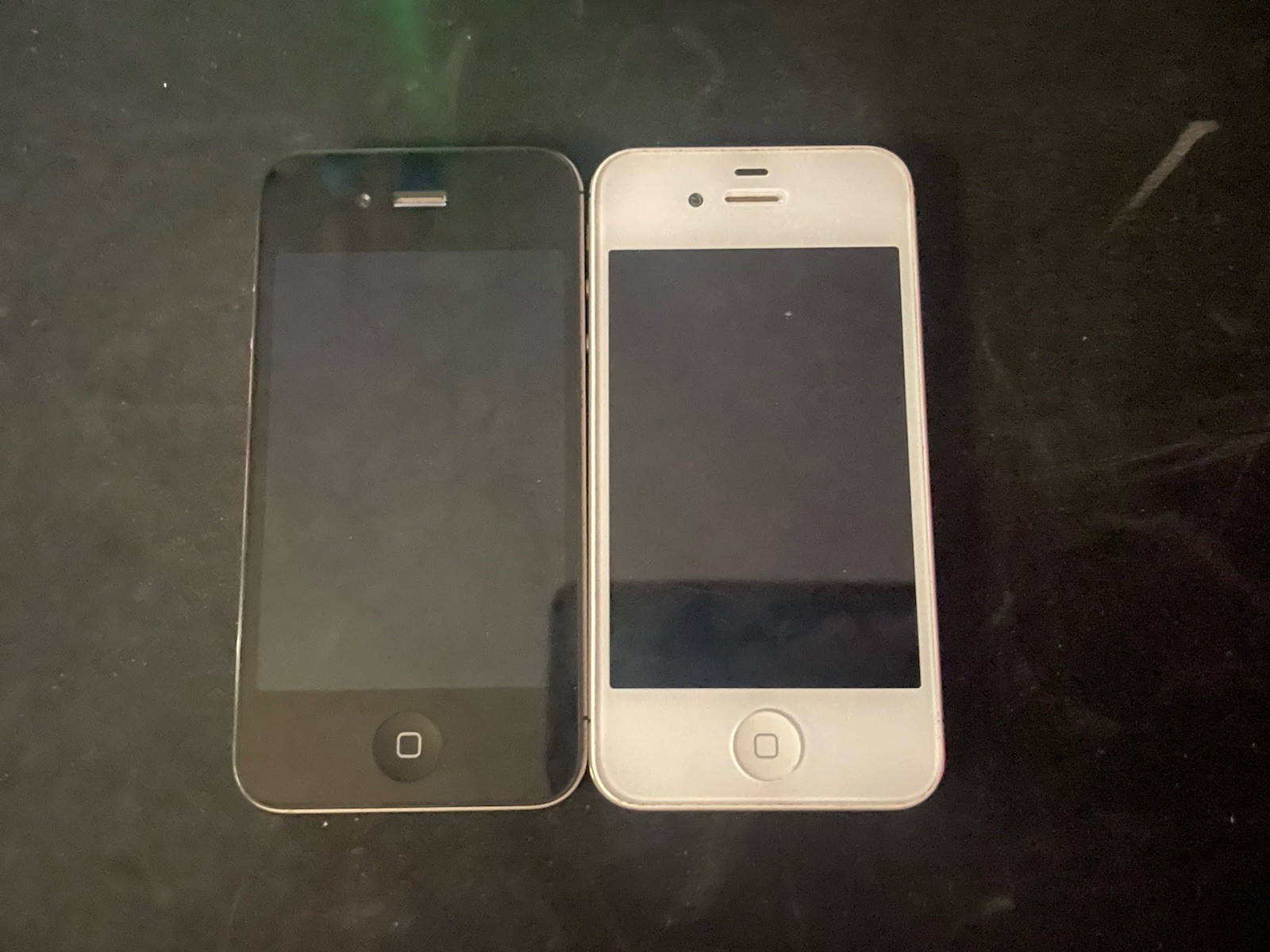 Apple iPhone 4 Black & White Need Battery