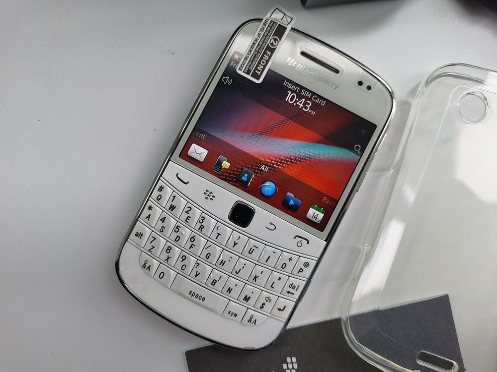 Very Good BlackBerry Bold 9900 – 8 GB – Black / White 3G (Unlocked) microSDHC
