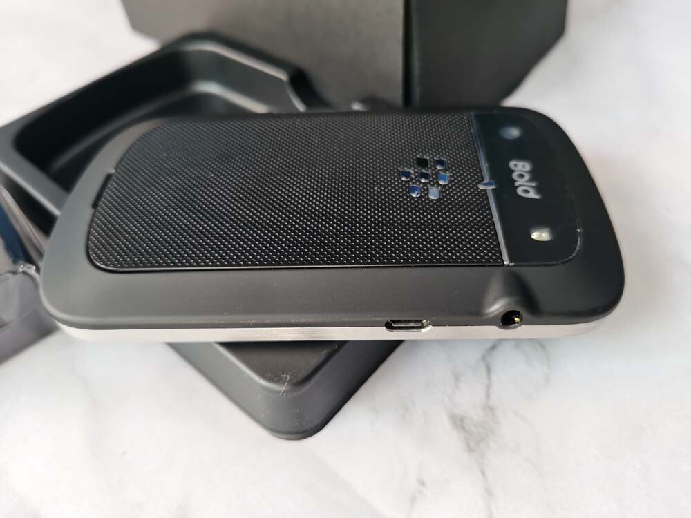 BLACKBERRY 9930 BOLD 8GB Phone Unlocked Black phone
