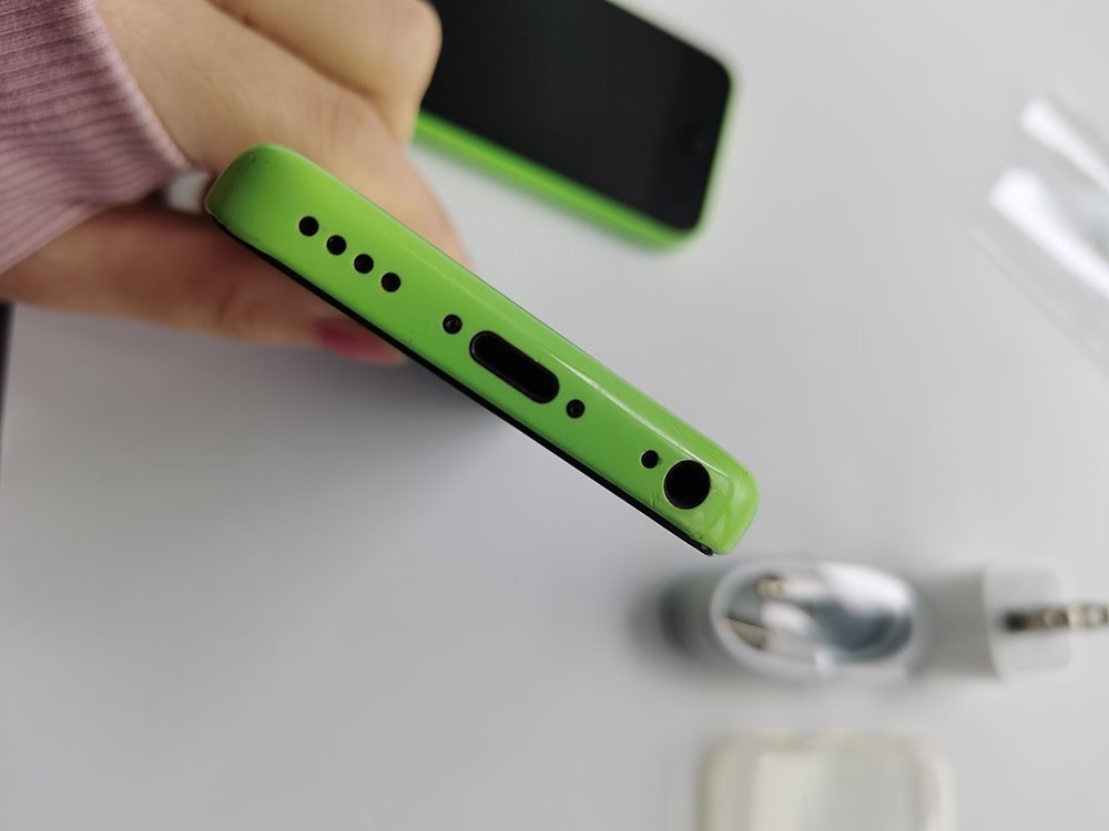 Apple iPhone 5c – 8 GB / 16 GB / 32GB – Green (Unlocked) Appearance 90% N ew