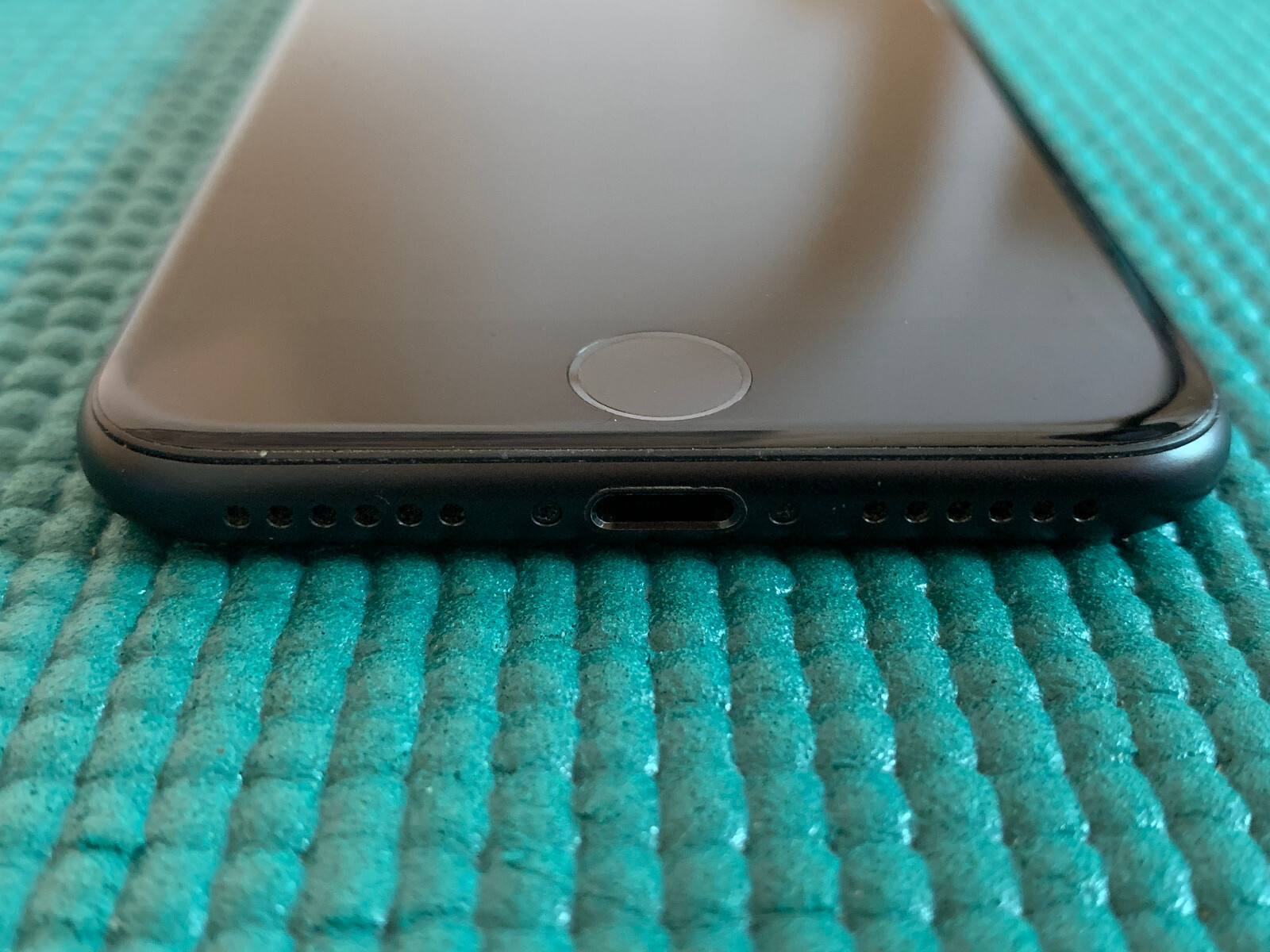 Apple iPhone 7 – 32GB – matt black (Unlocked) A1660 (CDMA + GSM)