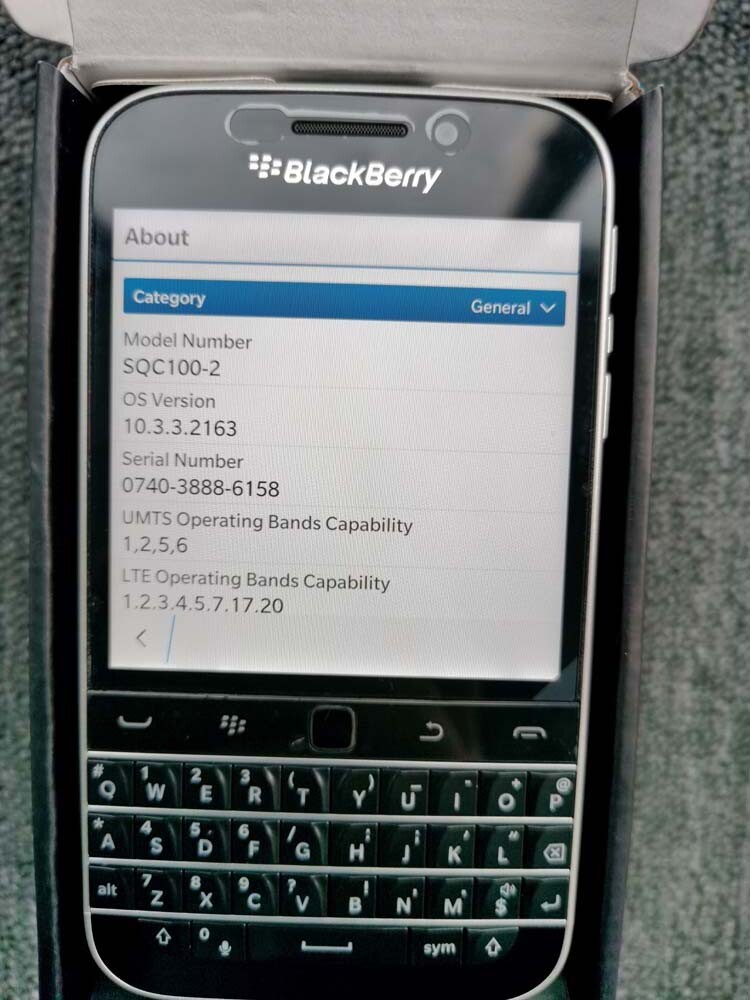 BlackBerry Classic Q20 16GB GSM (Unlocked) 4G LTE Keyboard Smartphone