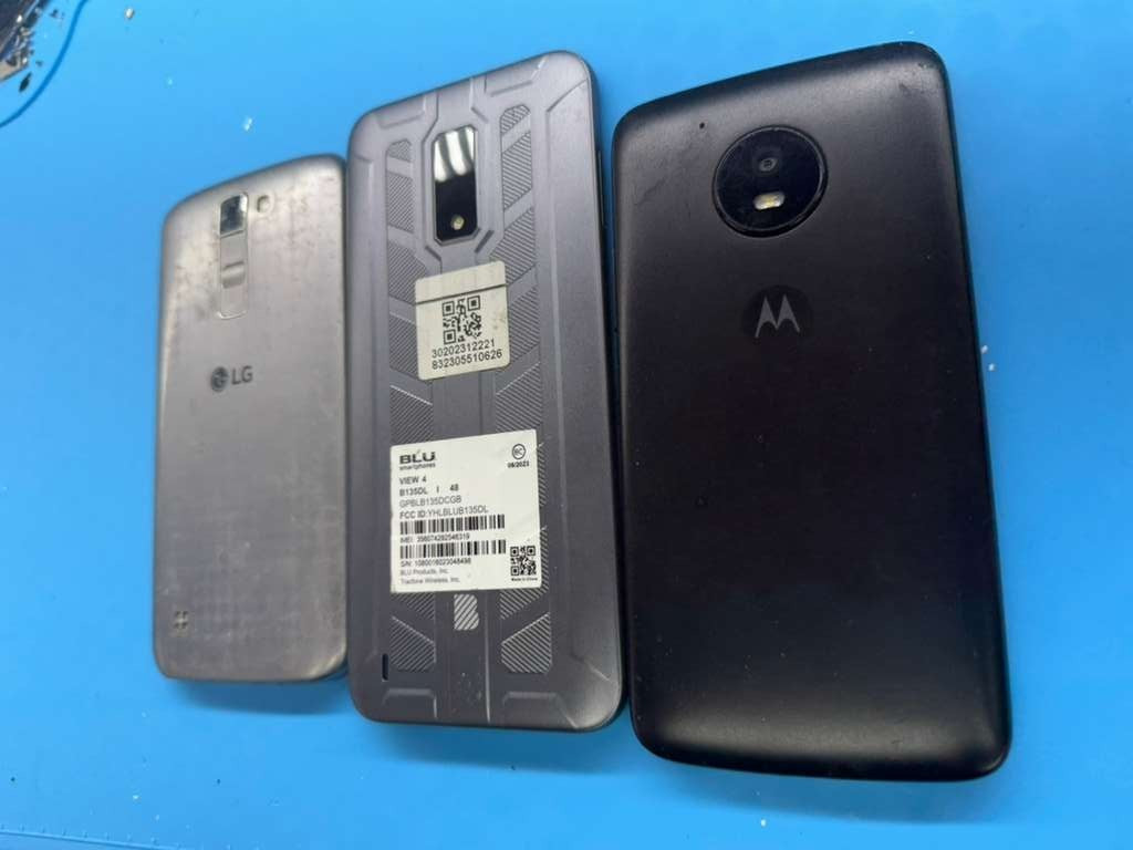 LOT OF 3 PHONES FOR PARTS MOTOROLLA E4 2017,BLU VIEW 4,LG K7