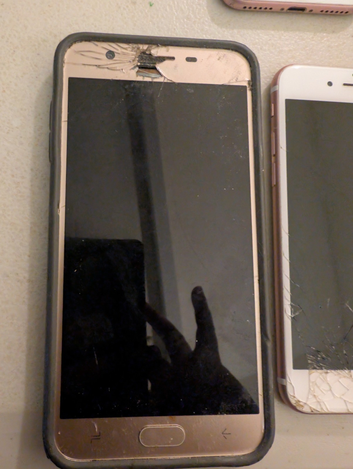 Lot Of Broken Phones – IPhones, Samsung