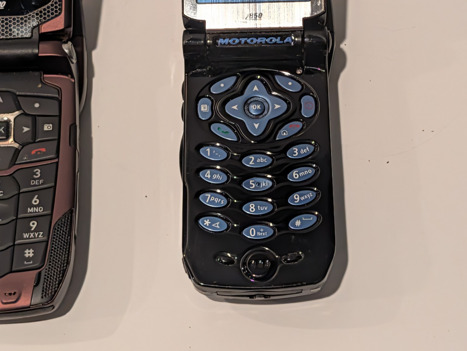 Motorola i880 and i860 Vintage Flip Phones – Untested for Parts