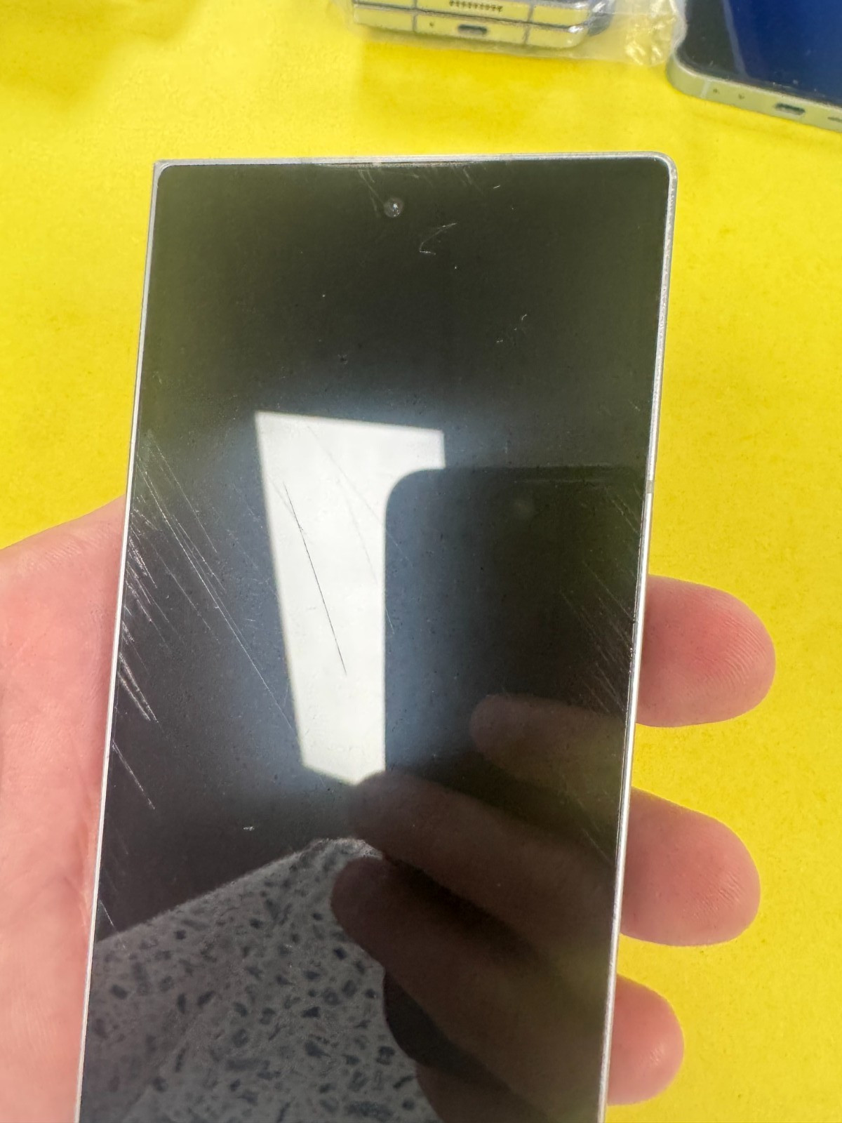 Samsung Galaxy Z Fold6 5G – SM-F956B/DS – 256GB – (Unlocked) LCD Damage, Cracked