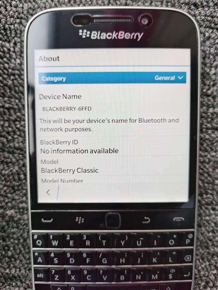 BlackBerry Classic Q20 (SQC100-2) Smart phone 16GB Unlocked GSM 4G LTE Keyboard