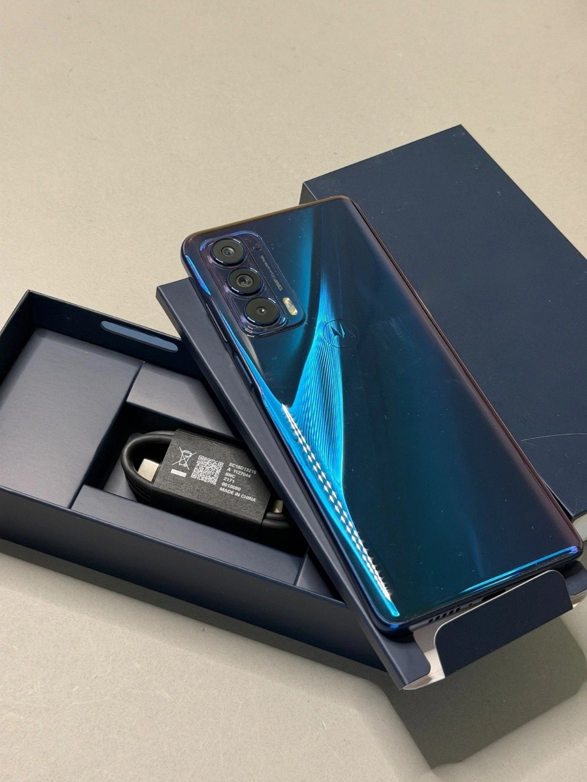 Open Box 9.5/10 Motorola Moto Edge 5G 2021 256GB (Verizon) XT2141 Blue phone US