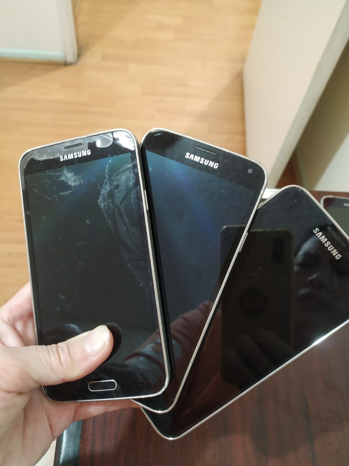 Lot of 7 Samsung Galaxy S5 SM-G900T and SM-G900V 16GB For parts
