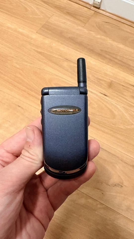 Vintage Motorola V3688 Flip Mobile Phone Boxed Working 1999 Collectable