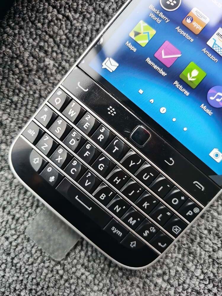 BlackBerry Classic Q20 (SQC100-2) Smart phone 16GB Unlocked GSM 4G LTE Keyboard