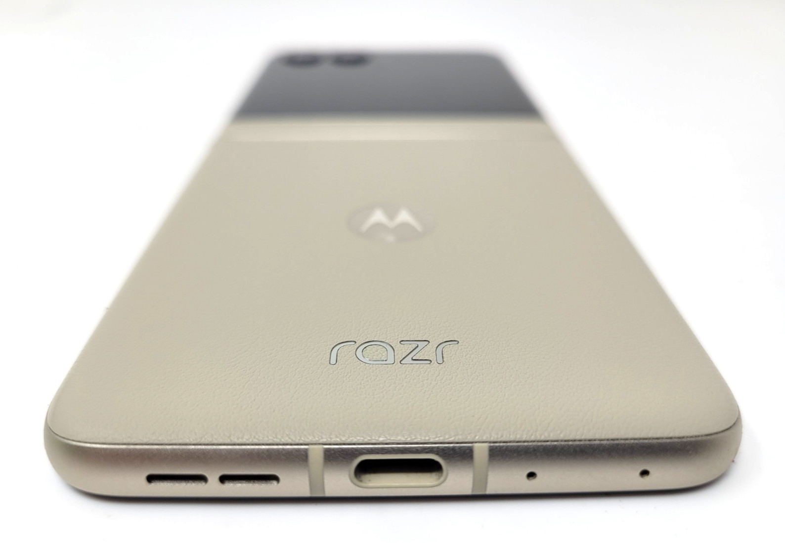 Motorola Moto Razr 2024 (XT2453) – 256GB 5G Unlocked – Beach Sand