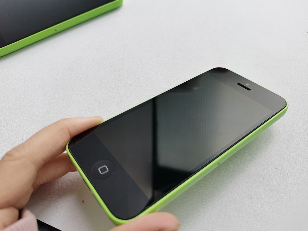 Apple iPhone 5c – 8 GB / 16 GB / 32GB – Green (Unlocked) Appearance 90% N ew