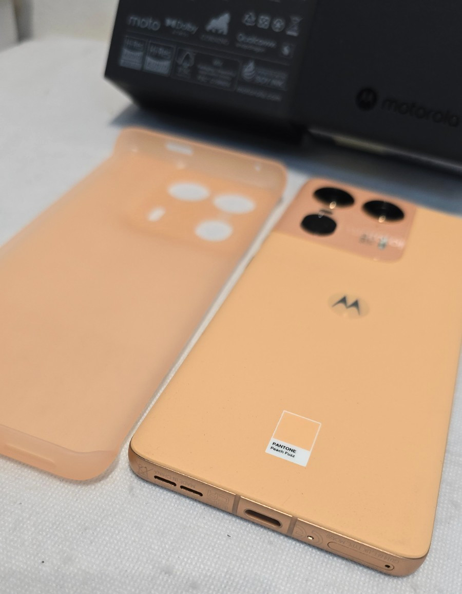 Motorola Edge 50 Ultra 5G XT2401-1 16GB + 1TB Unlocked Peach Fuzz