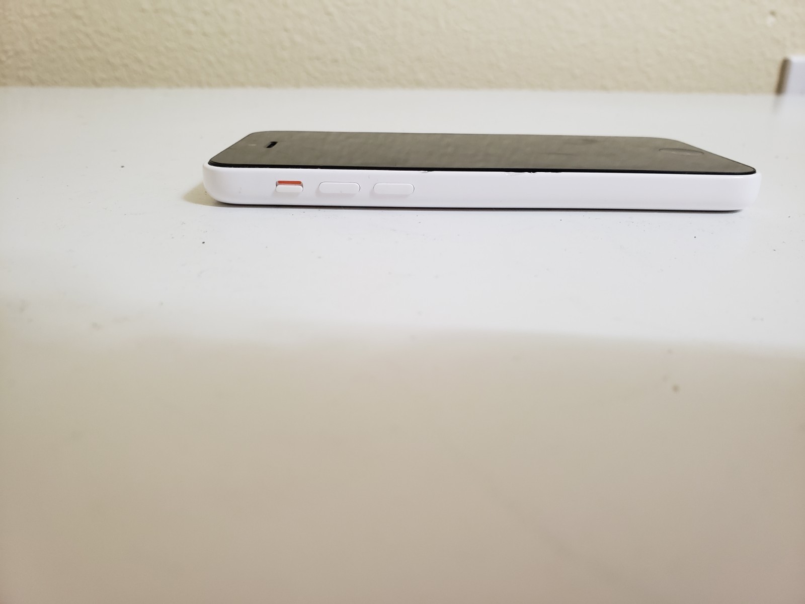 Apple iPhone 5c – 8GB – White (Unlocked) A1532 (CDMA + GSM) For parts or repair