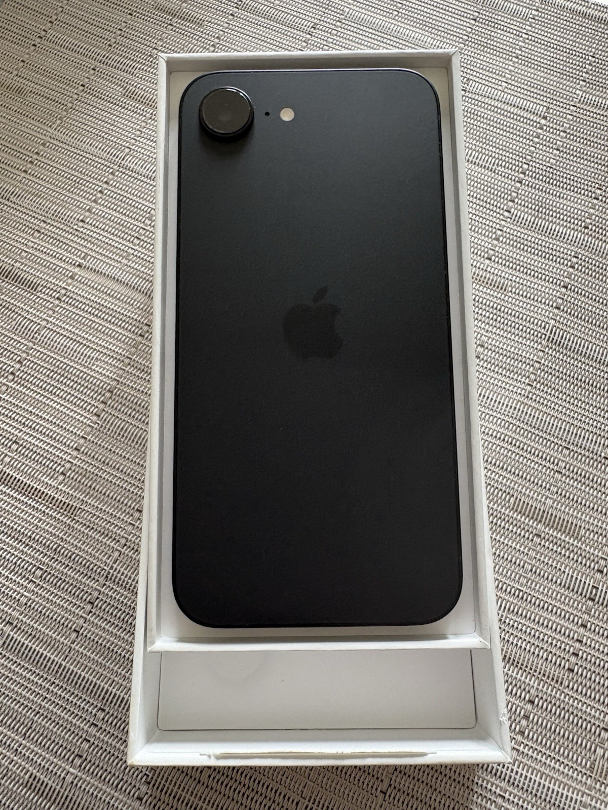 Excellent Condition Apple iPhone 16e – 128 GB – Black Fully Unlocked 97% Battery