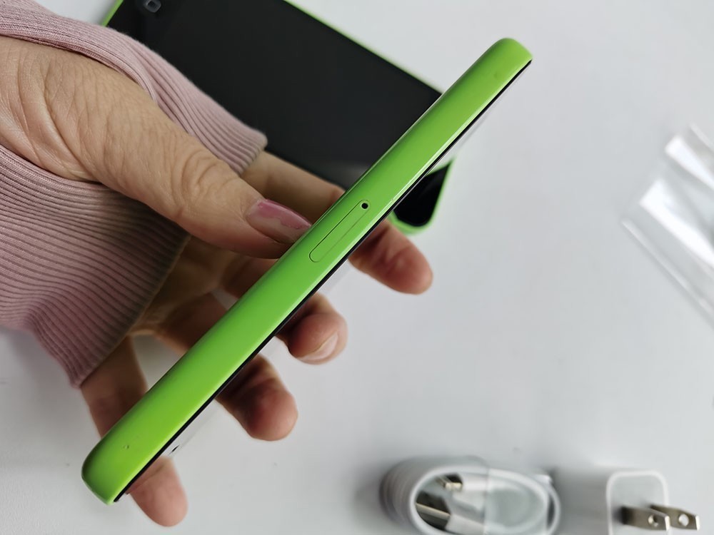 Apple iPhone 5c – 8 GB / 16 GB / 32GB – Green (Unlocked) Appearance 90% N ew