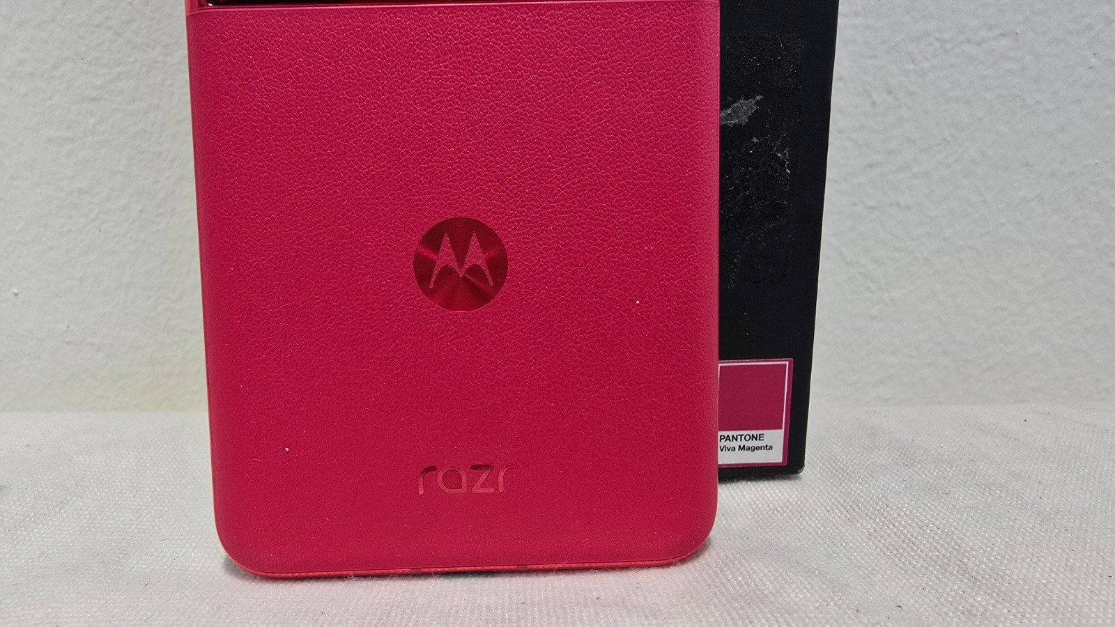 Moto Razr 40 Ultra 5G XT2321-1 5G 8GB RAM/256GB Foldable 6.9″ Magenta